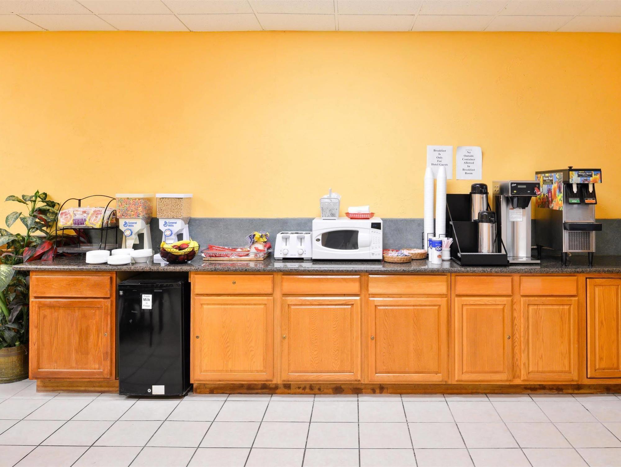 Americas Best Value Inn Clute Extérieur photo